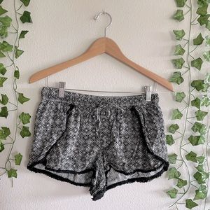 American eagle black and white patterned shorts. size medium.